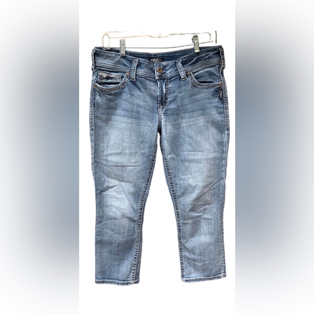 SILVER Suki Cropped Capri 31 Medium Wash Mid-Rise Festival Embroidered